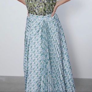 COPY - Zara Floral Pleated Skirt blue white cream